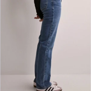 Blå jeans med låg midja - Snygga blå jeans med låg midja. De har en straight passform.