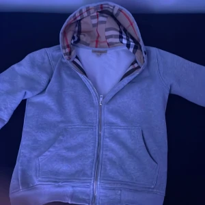 Grå huvtröja från Burberry - Helt ny burberry hoodie oannvänd