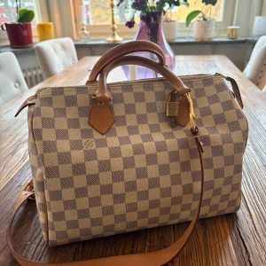 Louis Vuitton speedy 30  - Vacker väska med fin patina.I väldigt fint skick!! Säljes med original rem, lås och dustbag.Finns kvitto att se.