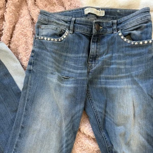 unika jeans - supercoola jeans med revor, blekta triangeländar och runda nitar 💕kom med prisförslag 