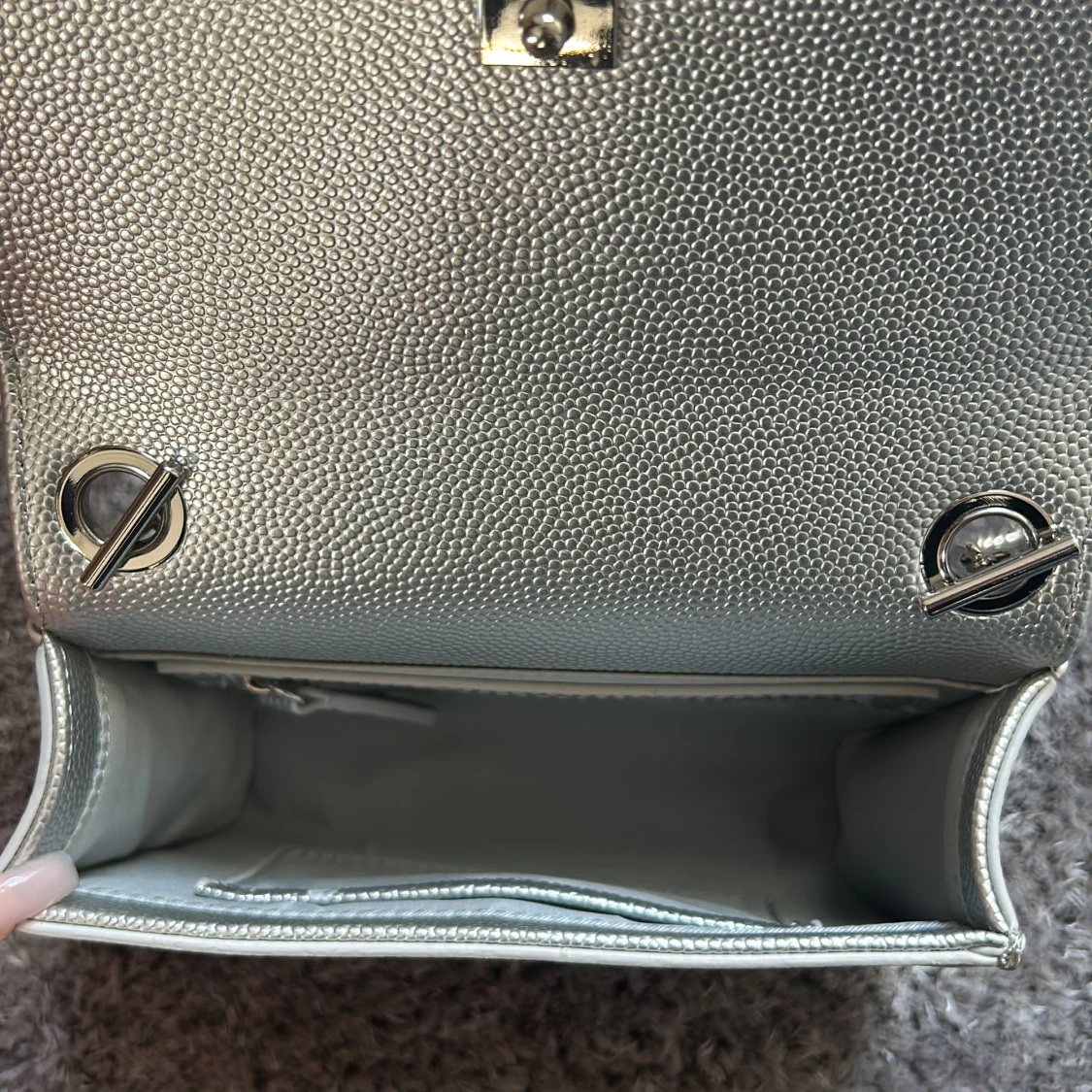 Silverfärgad axelväska från Mario Valentino - 1