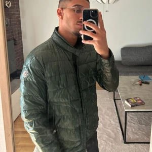 Moncler jacka  - Säljer denna minglet jackan, storlek 3, jag är 180 väger 73-74 den passar perfekt. Skriv privat om du är intresserad 