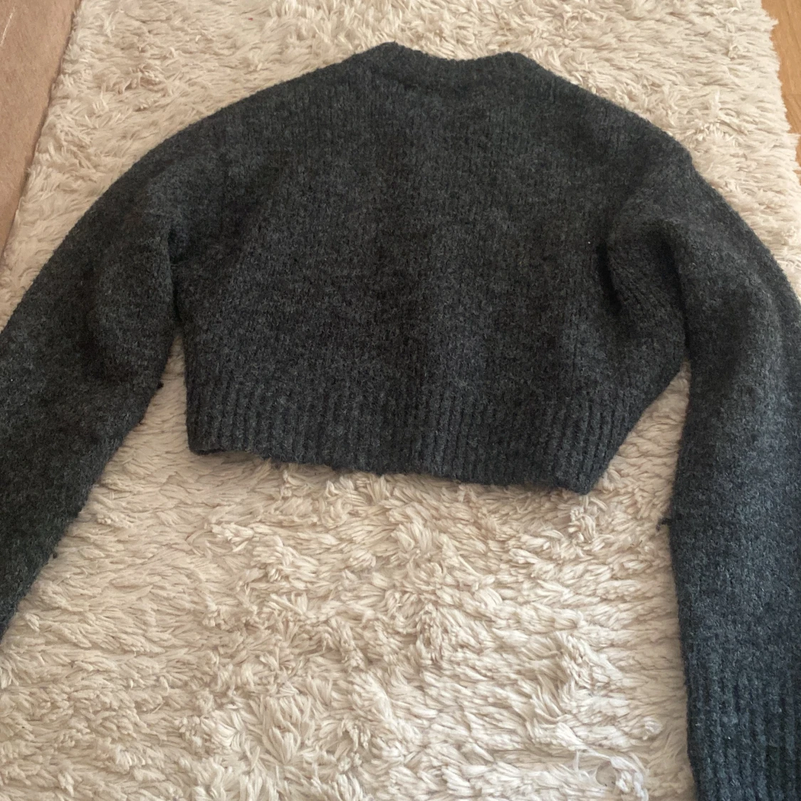 Mörkgrå croppad stickad tröja - 1