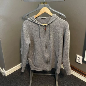 100% kashmir zip hoodie - Snygg kashmir zip hoodie från sayless. Storlek S men fits XS. 