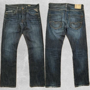 Replay Raw Selvedge Jeans  - Säljer nu dessa riktigt feta Replay jeansen. Jeansen har en riktigt snygg tvätt och kommer bara att bli snyggare med tiden. Storlek 31/34. Står inte vilken modell men dem sitter Regular/Straight, skriv för mått! Hör av dig om du undrar något eller vill ha fler bilder! Pris är diskuterbart vid snabb affär!