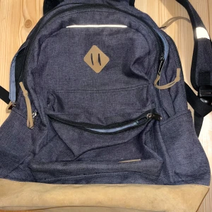 Reppu - Ihana harmaaruskea koulureppu. Ei ole yritetty puhdistaa. Kissatalous MMM Mikäli hinta ei miellytä tarjoa rohkeasti!! Katsothan myös muut ilmoitukseni!!