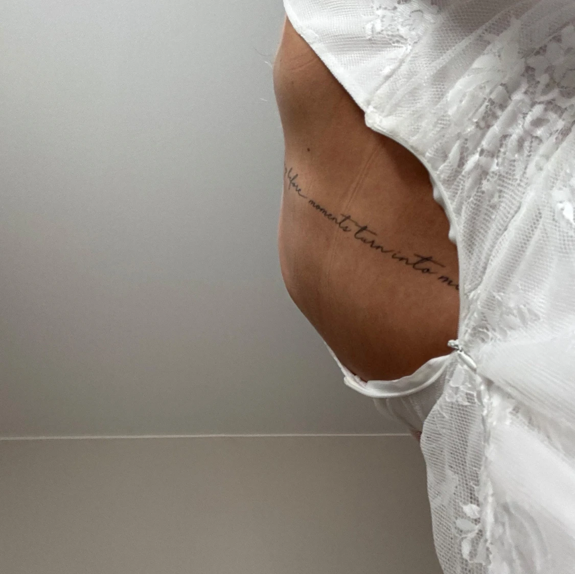 Vit spetsklänning med öppen rygg - 3