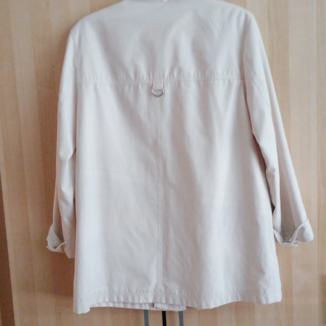 Beige kappa med knappar - 2