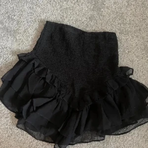 Svart volangkjol - Svart volangkjol ifrån Gina Tricot, använd fåtal gånger så i mycket bra skick. 