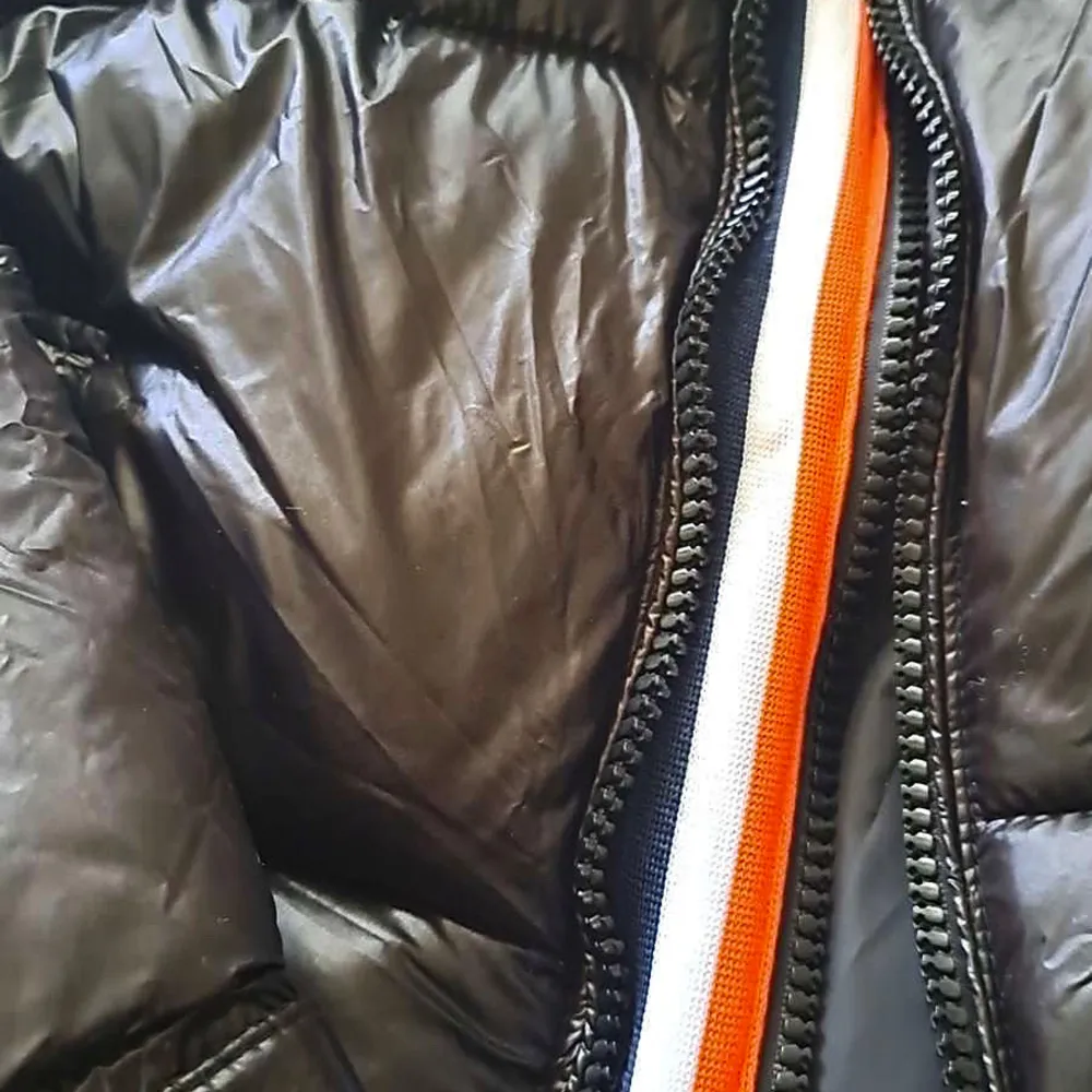 Hej! Säljer min svarta vinterjacka från Moncler. Jackan är i nyskick och är bara använd ett fåtal gånger denna vintern. Kvitto medföljer tyvärr ej. . Takit.