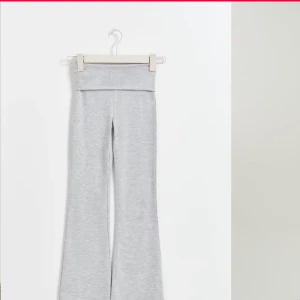 Grå mjukisbyxor med utsvängda ben - Snygga och bekväma grå mjukisbyxor med utsvängda ben. Mycket bra skick från Gina Young 