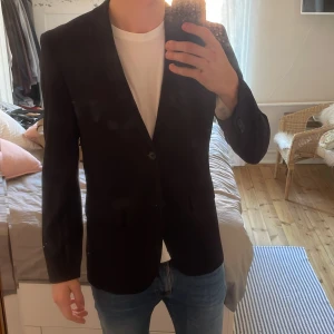 Mörkblå kavaj - Mörkblå kavaj från HM i nyskick. storlek S/M, på bilden är jag 183cm och väger 73kg.