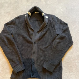 J Lindeberg cardigan - Riktigt bra skick utan slitningar. Storlek L men passar M. Jag är 180. Nypris 3-4000kr