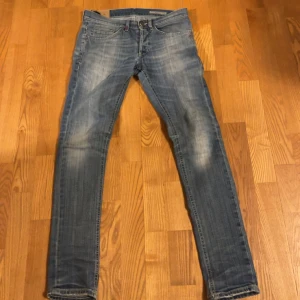 Dondup George jeans  - Säljer nu mina dondup George jeans. Skick 7/10 lagade vid 1 ställe och har några hål (man tänker ej på lagningen då den är under byxan. Storlek 31.