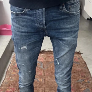 Jack and Jones jeans - Ett par riktigt feta Jack and Jones jeans med slitningar🔥🤩🎉 De är i storleken 28/32🔥🎉 De är i mycket bra skick! 🎉 Vid minsta fundering kontakta mig!🎉