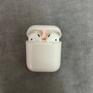 Airpods - Säljer nu mina AirPods då jag köpt nya. De fungerar bra förutom att jag uppfattar att ljudet går mer utåt. Vet inte om det är någon inställning eller något annat men kan inget om elektronik. Är ute efter en snabb affär, med tanke på priset😊 (Orkar inte med massa krångel)