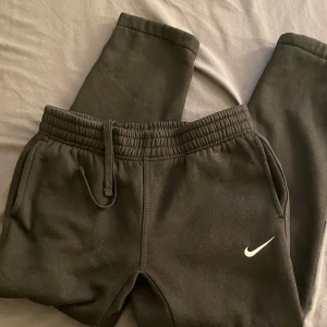 Svarta mjukisbyxor från Nike - Säljer ett par svarta mjukisbyxor från Nike i storlek M. Är i väldigt bra skicka❤️