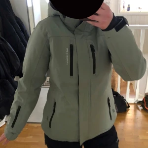 Grön jacka från Swedemount - Säljer en grön skid/snowboard jacka från Swedemount med flera praktiska fickor och dragkedjor. Köpte den i höstas och har knappt använt den då jag har andra jackor. Nypris 1500! Säljer för 1000