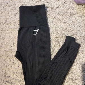 Gymshark tights  - Svarta tights från gymshark. Säljer då jag har andra jag hellre använder. Storlek XS🩷