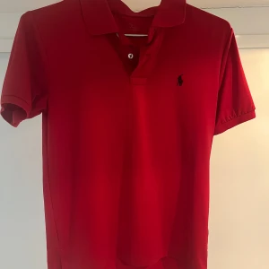 Pikétröjor från Ralph Lauren - Säljer tre klassiska sport/golf pikétröjor från Ralph Lauren i rött, blått och vitt. De går även att använda som vardagligt bruk. Tröjorna har korta ärmar och en broderad logotyp på bröstet. OBS, storleken är Medium i junior/barn. Cirka storlek 158-160. 150 kr per T-shirt, 400 för alla tre.