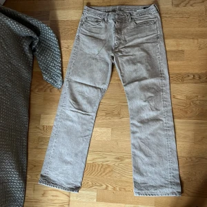  Hope rush jeans - Säljer ett par stilrena beige jeans från Hope. De har en klassisk design med fem fickor och en rak passform. Perfekta för en avslappnad look. 