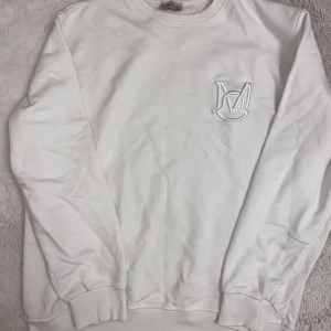 Vit sweatshirt från Moncler passar även L - Säljer en stilren vit sweatshirt från Moncler med broderad logga på bröstet. Tröjan har långa ärmar och ribbade muddar vid ärmslut och nederkant. Perfekt för en avslappnad look.