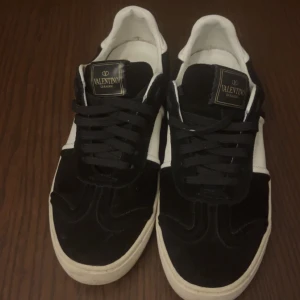 Valentino flycrews - Säljer dessa flycrews för dem är för små för mig, skick 7/10, 2 nitar som tappats men köpt nya så ingen saknas numera. Sparsamt använda och skriv innan ni köper så inget missförstånd uppstår, skriv även för fler bilder. Skicka prisförslag eftersom priset ej är hugget i sten vid snabb affär