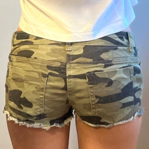 Jeansshorts militär  - Midjemått: 35cm 💖