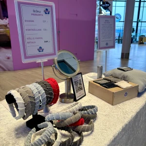 Diadem i olika färger - Handgjorda jeans diadem som är gjorda av återvunnet jeans. Hållbart och unikt med en fransig look. Inne i lager finns just nu:  4 st mörkgrå, 4 st ljusgrå, 3 st röda, 7 st i blåjeansfärgade och 4 st vita. Skriv för få fler bilder på just den färgen du vill ha!