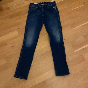 Blå jeans från Replay - Snygga blå jeans från Replay i modellen Anbass. De har en slim fit passform och är tillverkade i ett stretchigt tyg.