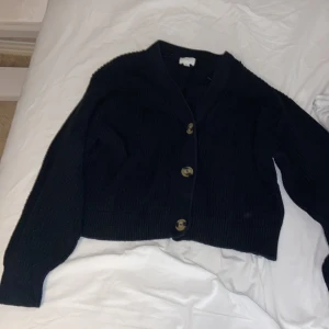 Svart kofta med knappar - Säljer en stilren svart kofta med stora knappar framtill. Koftan har långa ärmar. Har aldrig använts och är jättefin💓💓