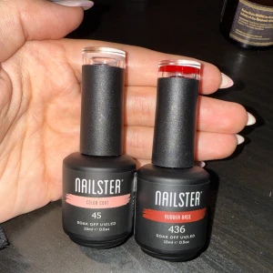 Gel nagellack från Nailster (UV/LED) OÖPPNADE!! 💅🏼 - Aldrig använda!! Oöppnade!! 💅🏼Nagellack från Nailster. En med färgkod 45 i en mjuk rosa nyans och en med färgkod 436 i en djup röd nyans. Båda är soak off UV/LED. Dem kostar 179kr/st på hemsidan och jag säljer dem för 79kr/st. Så antigen kan du köpa en av dem för 79kr eller båda för 150kr. (säljer dem då jag inte har en uv-lampa) 