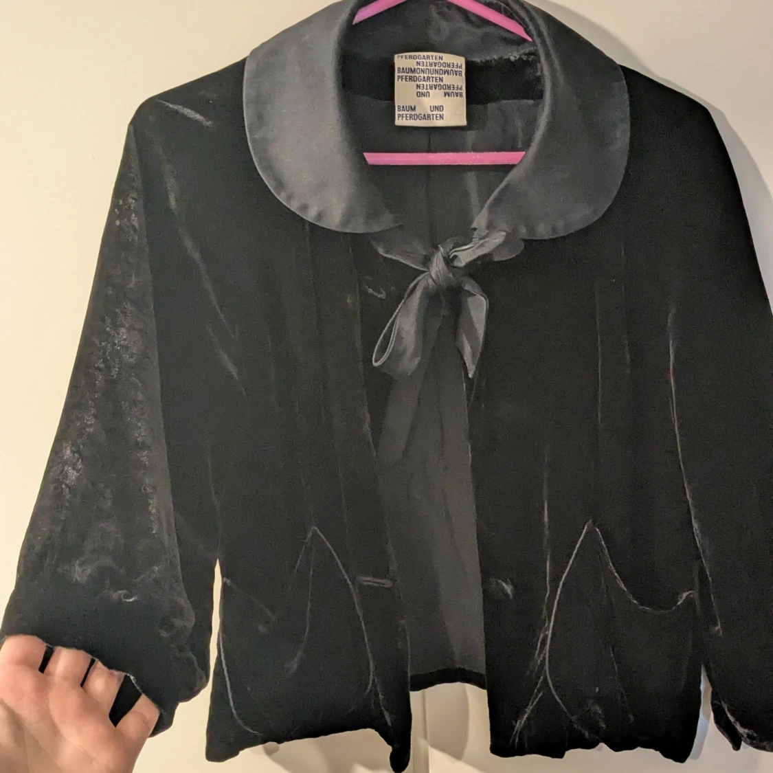 Svart sammet jacka med knyt