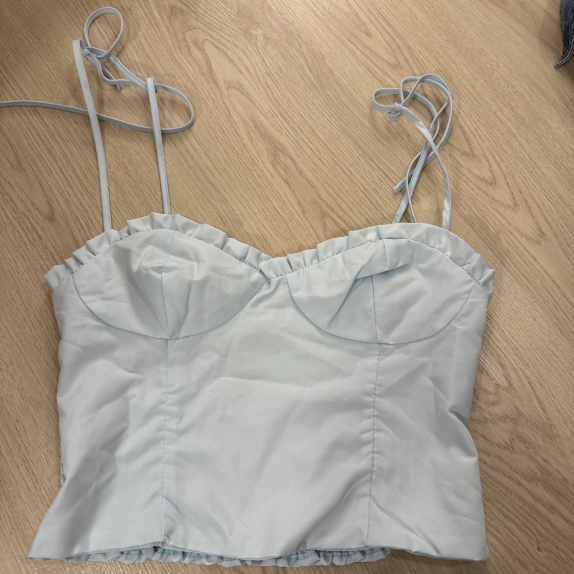 Blå topp och röd blommig offshoulder topp