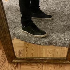 Philippe model skor  - Skor av märket Philippe Model i storlek 43. Hyfsat använda därav priset, nypris på dessa ligger runt 3000 kr men mitt pris 799 kr!