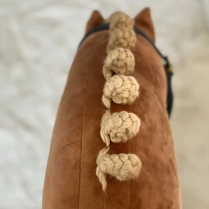 Brun käpphäst med knoppad man ( Kan tas ut) - Brun käpphäst med en knoppad man i ljusare nyans. Hästen har en svart grimma med guldfärgade detaljer och en vit bläs i pannan. Perfekt för lek och ridning inomhus eller utomhus. ( Gimman ingår) Nypris: 850kr. Mitt pris: 350kr (kan tänka att går ner i pris) Kontakta innan köp nu❣️Halva frakten ingår