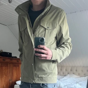 J. Lindeberg Bailey/field jacket - Säljer en riktigt snygg olivgrön jacka från J. Lindeberg som knappt är använd (finns inga tecken på användning). Nypris för jackan är 3400 kr och jag säljer för 1700 kr. Hör av dig om frågor!