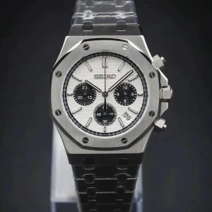 Seiko mod royal oak panda - Snygg klocka i rostfritt stål med ikonisk åttakantig boett och integrerad länkad länkarmband. Klockan har flera knappar på sidan och en borstad finish som ger en modern och sportig vibe. Perfekt accessoar för dig som gillar stilrena detaljer.