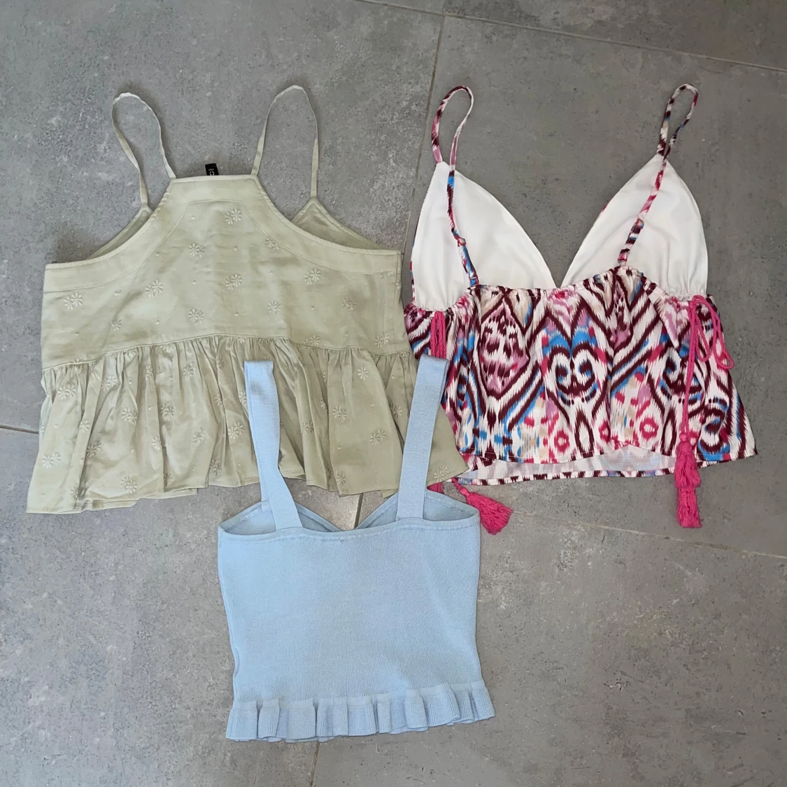 3 somriga toppar i olika stilar - 1