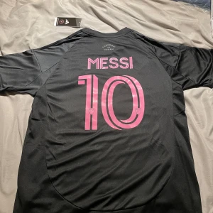 Inter Miami - Messi #10 - Inter Miami tröja med Messi #10 på ryggen. Storlek L