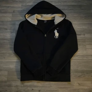 Ralph lauren zip - Marinblå zip hoodie från Ralph lauren i mycket bra skick storlek S passar längderna 162-177