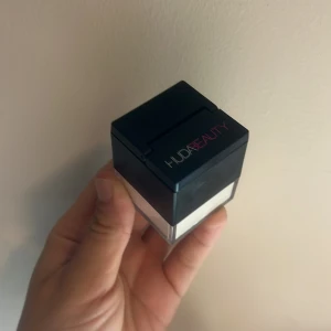 Huda Beauty - Easy bake puder, Travelsize  - Lös baking & setting powder från Huda Beauty i nyansen Pound Cake. Perfekt för att fixera sminket och ge en matt finish.  Använd med ren borste några fåtal gånger men mesta av pudret kvar. super bra puder men mina ögon är lite för torra. 