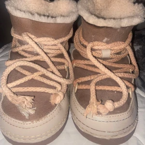 Inuikii Sneaker Classic - Inuikii Sneaker Classic - storlek 37  Säljer ett par äkta Inuikii vinterboots i modellen Sneaker Classic, nypris ca 2900kr. Skorna är använda en vinter och är inte nya, men fortfarande i bra skick. Lite färg har släppt vissa ställen, vilket syns om man tittar noga men det påverkar inte funktionen.   Skorna är rengjorda och redo för en ny ägare. 💖  Perfekta vinterkängor. Både varma och snygga. Passar lika bra till olika stilar. Säljs utan originalkartong. Kan skickas mot fraktkostnad. 