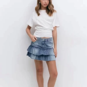 jeanskjol  - säljer den här jätte fina slutsålda jeanskjolen som endast är använd en gång😊❤️ storlek 158 men passar XS och S också