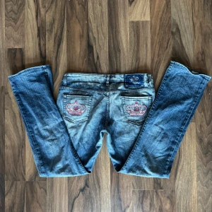 Victoria Beckham for Rock and Republic low waist jeans - Lowwaist jeans från Victoria Beckham for Rock & Republic. Väldigt gott skick, endast små skavanker (fråga om bilder). De är tyvärr för stora för mig men med bilden med de på så håller jag de tightare i midjan. Står att det är storlek 30 vilket motsvarar typ storlek M. Fråga gärna om mått, mer bilder eller om du har andra frågor.