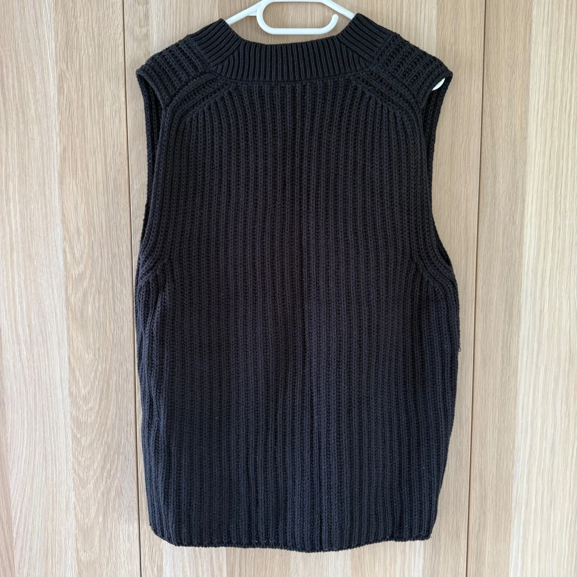 Svart stickad väst från Gina Tricot - 1