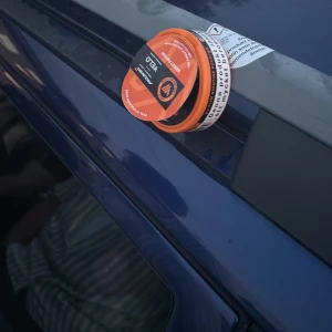 Mclaren  - Det här är en rund dosa VELO Sweet Papaya Limited Edition med orange och svart design. Dosan är tillverkad i plast och har tydliga detaljer med text och logga. Den är inte smink utan nikotinportioner och ingår inte i någon sminkkategori.
