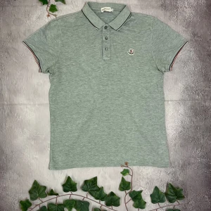 Moncler Manglia Polo Manica Corta - Moncler polo shirt 🎨 Färg: Grå 📏 Storlek: Small (S) ♻️ Skick: 8/10 🧵 Material: 100% Bomull