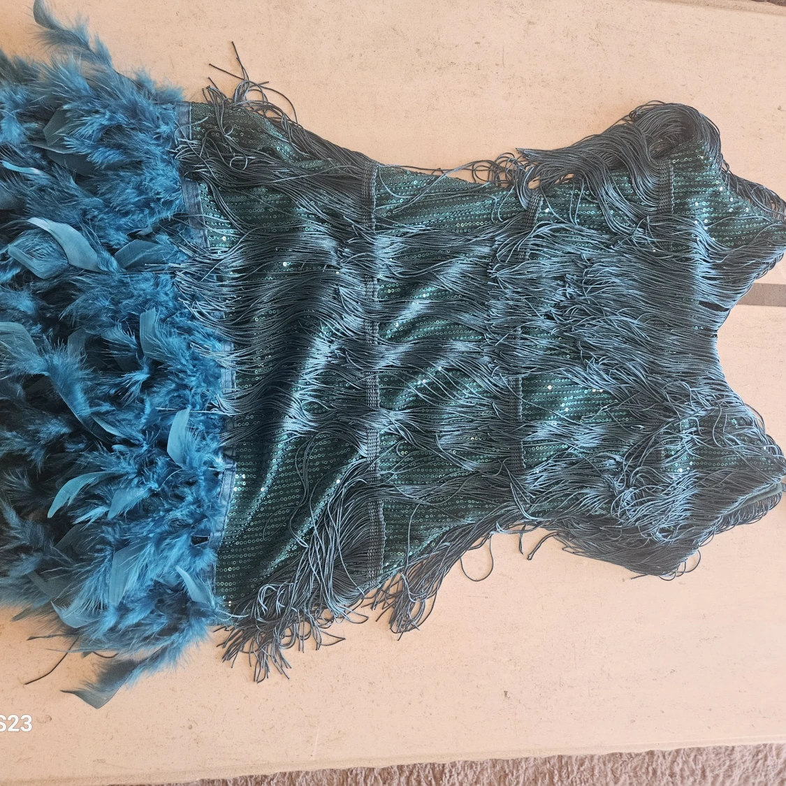 Blå kortklänning med fransar och fjädrar