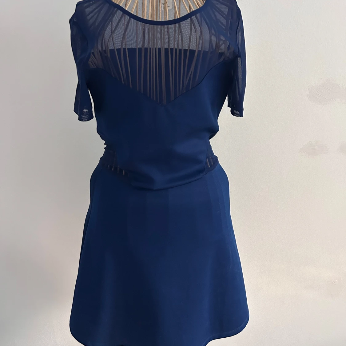 Mörkblå kortklänning med meshdetaljer